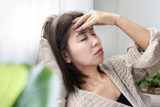 頭痛吃止痛藥都沒效？小心是頸椎出問題 醫揪6大中鏢徵兆