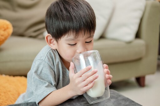 孩子長不高？專家曝「先停這2樣食物」試試看 早餐別再給牛奶＋吐司