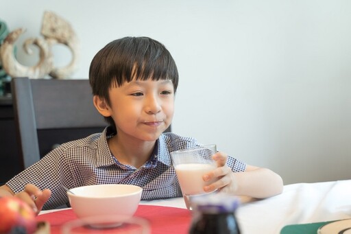 孩子長不高？專家曝「先停這2樣食物」試試看 早餐別再給牛奶＋吐司
