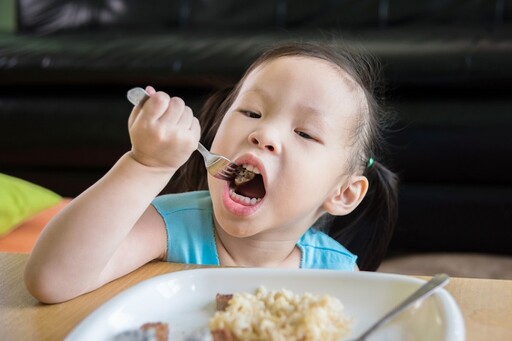 孩子長不高？專家曝「先停這2樣食物」試試看 早餐別再給牛奶＋吐司