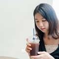 你可能正在做！專家曝「夏天喝咖啡」4個錯誤行為 裝保溫杯恐讓風味全毀
