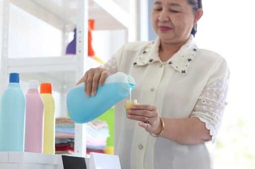 洗完衣服沾滿衛生紙？ 專家授「4招快速清除」：不必重洗也能救回