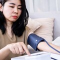 量血壓姿勢錯恐誤診高血壓！醫教「正確手臂擺放法」 很多人都做錯了
