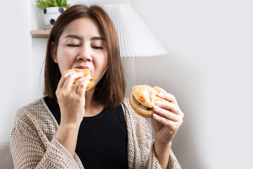 常覺得壓力大？營養師點名「5種食物」會讓皮質醇飆高 咖啡、甜點都中鏢