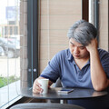 父親憂鬱恐害孩子更焦躁！專家：影響恐長達數年 揭「6大行為警訊」