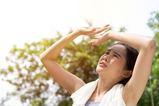 眼睛防曬「戴太陽眼鏡」就夠了？醫教正確防護 陰天也要防紫外線