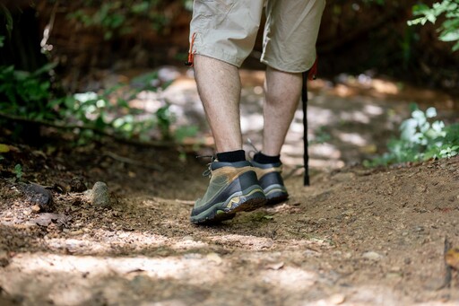 登山隔天腳跟痛爆？中醫師教按「3穴位」舒緩足底筋膜炎 小心別太用力