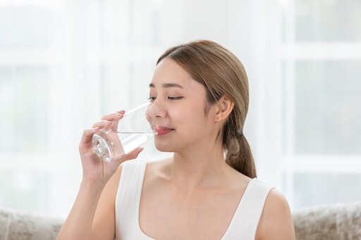 法國女人不是天生吃不胖！營養師揭「真正關鍵」 餐中喝水竟是其一