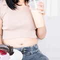 改善脂肪肝必喝「這3款茶飲」！中醫師大推 健脾化濕、降脂消腫一次到位