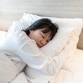 習慣側睡卻常腰痠頸痛？ 專家曝「枕頭這樣擺」更快入睡、睡得更舒服