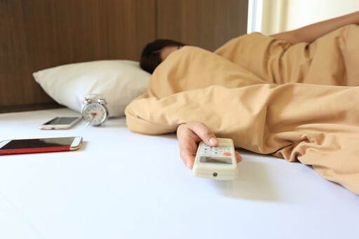 冷氣吹太多恐害肩頸緊、腸胃差!醫授「4招自救」 記得開窗通風