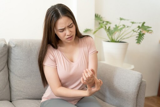 痘痘反覆長？中醫揭「2型濕熱」體質惹禍 下巴長痘恐是吃冰害的