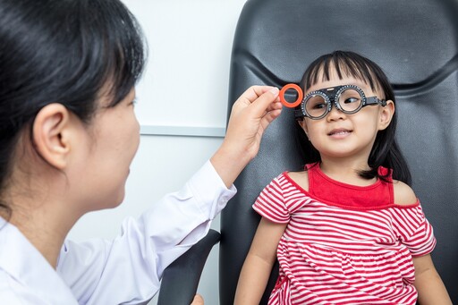 孩子近視止不住？眼科醫師教你如何守護視力！記住853240通關密語ft.王孟祺醫師 (眼科診所院長)