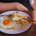 吃飯、麵怕胖？醫曝「最佳2時段」血糖穩、不囤脂 晚上吃也沒問題