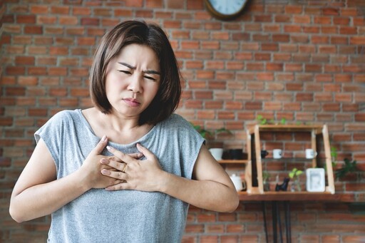 不喝咖啡、不吃甜點還是胃食道逆流？醫揭「真正元凶」 晚間這1習慣最好戒掉