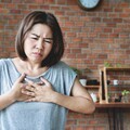 不喝咖啡、不吃甜點還是胃食道逆流？醫揭「真正元凶」 晚間這1習慣最好戒掉