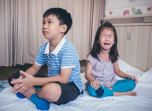 孩子情緒浮躁、晚上睡不著、白天叫不醒？ 醫揭「背後原因」：不是在鬧脾氣
