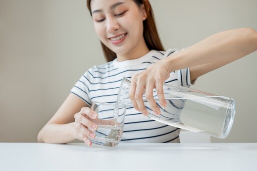 「10種喝水習慣」你以為健康卻愈喝愈糟！營養師示警 起床、運動後最常中招