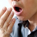 口臭怎麼都治不好？醫揭「真兇」超錯愕 還可能害心口莫名抽痛