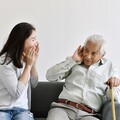 長輩電視聲音愈調愈大？醫揭「4大隱憂」：比你想像嚴重 恐加速失智