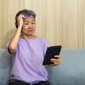 老花眼為何愈來愈嚴重？醫揭「關鍵因素」 多吃這3類食物延緩退化