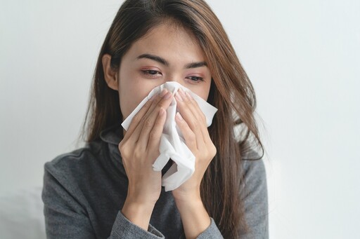 鼻塞、喉嚨卡痰、聞不到味道？醫警告：恐是「慢性鼻竇炎」 9大典型徵兆曝