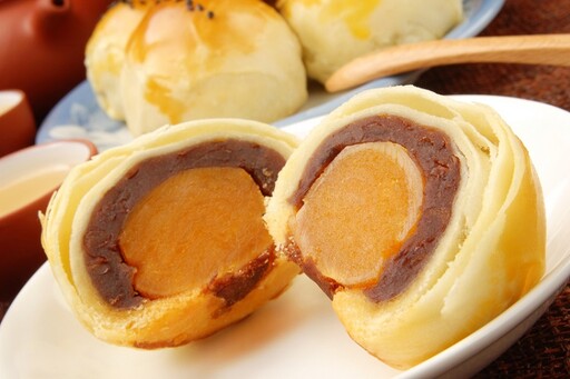 鹹月餅沒比甜月餅好一點！營養師曝「最肥口味」油＋糖爆表 真的別嗑整顆