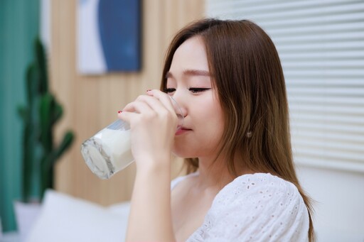 睡前喝牛奶助眠？ 營養師曝真相：「這些人」反而睡不好