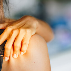 髮型師右肩痛確診五十肩，這種治療搭配復健，助重拾日常活動