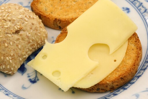 營養師揭十大補鈣食物排行!黑芝麻、小魚乾、地瓜葉都是骨本救星