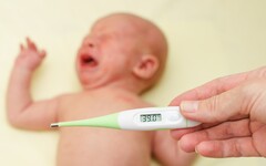 兩歲男童高燒不退手腳腫紅險喪命 醫警示「川崎病」恐致猝死！