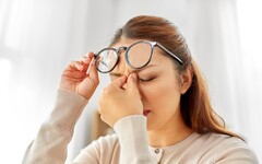 他視力模糊以為用眼過度，竟是「青光眼」！ 醫點名高危習慣 趴睡、領帶太緊都中