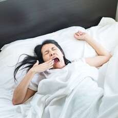 一起床就離開被窩？內政部急警告「務必做2動作」 賴床其實是對的