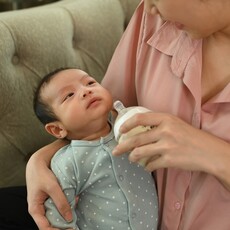 嬰兒「喝這種奶」肥胖、鼻過敏風險飆增！最新研究揭示 腸道菌改變了