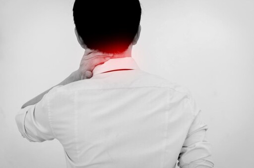 後頸痠痛是身體緊訊！常常脖子痛可能是這些原因造成的
