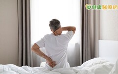 僵直性脊椎炎背痛、睡不好 生物製劑治療會好嗎？醫師來解答！
