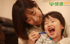養成刷牙習慣從小做起，醫師手把手教你幫孩童刷牙