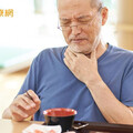 6旬男反胃嘔吐「連喝水都困難」 竟是罕見末期食道弛緩不能症