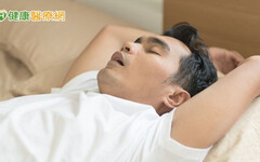 睡覺總是手高舉過頭？ 物理治療師：長期恐造成神經損傷