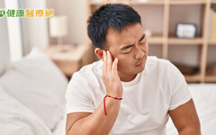 耳朵竟然也有關節炎!咀嚼大笑都會痛 小心「顳顎關節炎」4警訊