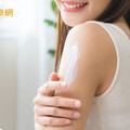 炎炎夏日擦乳液好難受！ 醫建議「這樣做」穩定控制病情