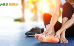 5旬婦為健身天天健走反害「足底筋膜炎」發作 震波治療助重拾步伐