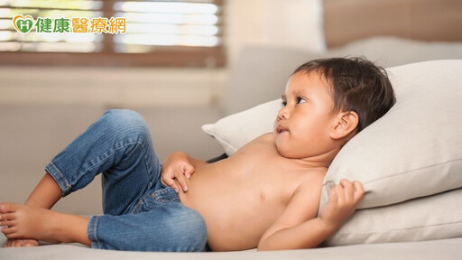 男童得疝氣被誤會吃太撐 靠單孔微創腹腔鏡手術治療無疤痕