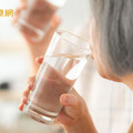 長輩吞嚥退化 「喝水常嗆到」也暗藏危機！營養師教3技巧安全喝水