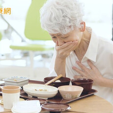 長者喝水、吃飯常「嗆到」？專家警告：小心造成吸入性肺炎