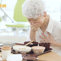 長者喝水、吃飯常「嗆到」？專家警告：小心造成吸入性肺炎