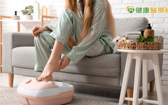 天冷長輩手腳常冰冷、難入睡！中醫推「泡腳養生」助循環暖全身