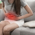 34歲女腸胃不適1年！檢查驚見「腹部大腫塊」 醫一看傻：卵巢癌晚期