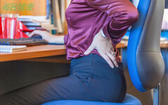 下背痛到站不起來！醫授4方法預防「腰部無力」 小心久坐、運動不當也會痛