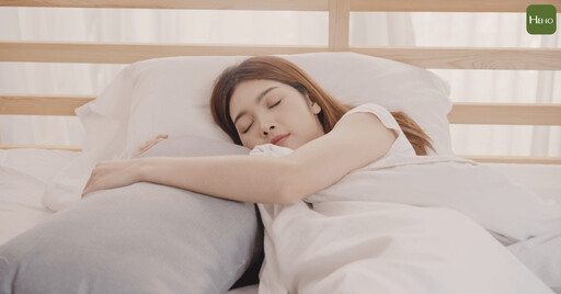 眼皮跳不停！專家提醒：吃這 3 種營養素能改善